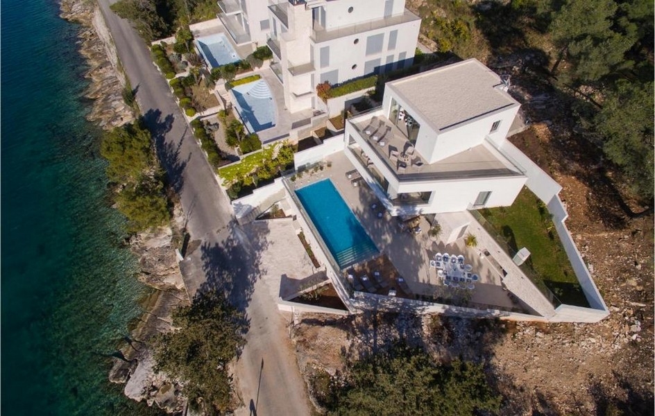 Widok z lotu ptaka na luksusową willę z basenem nad morzem na wyspie Brac w Chorwacji