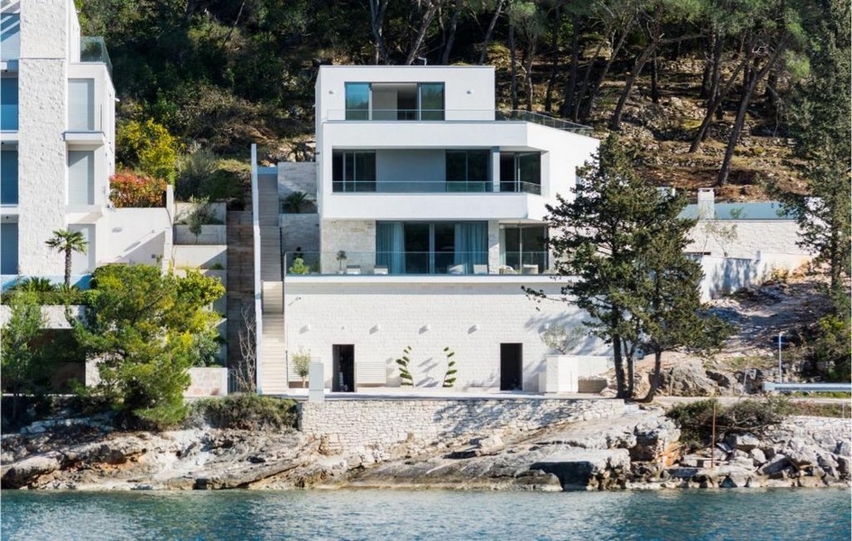 Widok na morze z białej luksusowej willi na wyspie Brac w Chorwacji