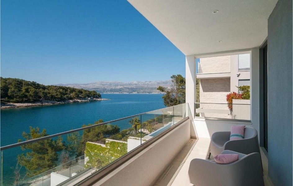 Balkon z widokiem na morze w luksusowej willi na wyspie Brac w Chorwacji