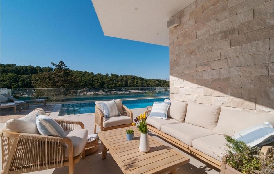 Przytulna część wypoczynkowa na świeżym powietrzu w luksusowej willi z widokiem na morze na wyspie Brac w Chorwacji