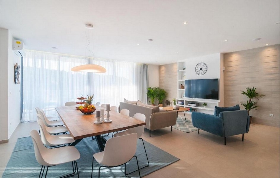 Wnętrze luksusowej willi z jadalnią i salonem na wyspie Brac w Chorwacji