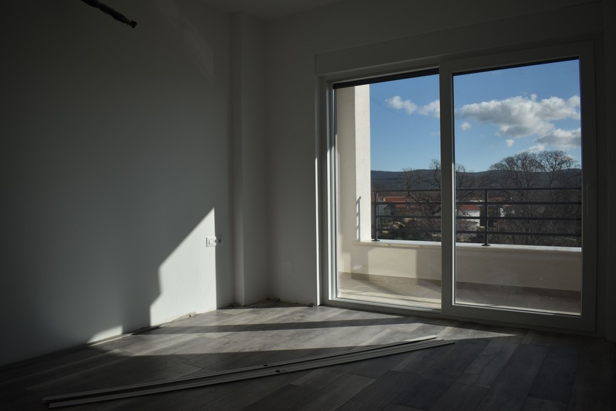 Pusty pokój z dostępem do balkonu i widokiem na morze w nowoczesnej willi na Krku.