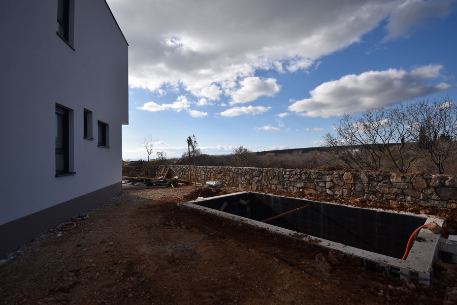 Rozpoczęcie budowy basenu obok willi na sprzedaż na wyspie Krk w Chorwacji z widokiem na okolicę.