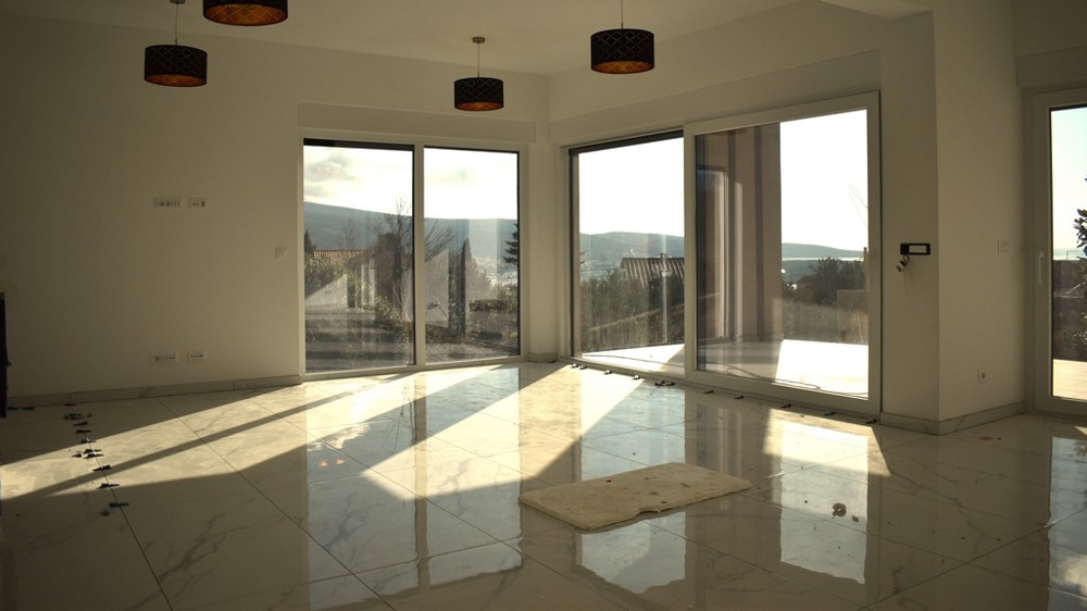 Jasne wnętrze z widokiem na okno na wyspę Krk w nowo wybudowanej willi.