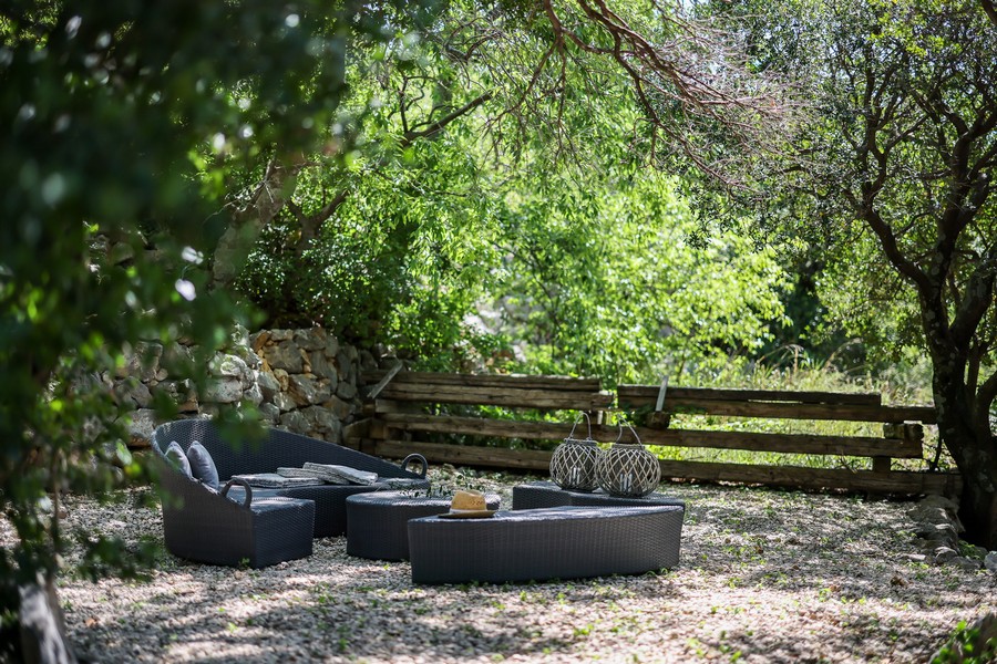 Na sprzedaż zacieniony salon na świeżym powietrzu w ogrodzie chorwackiego kamiennego domu, idealny do relaksu.