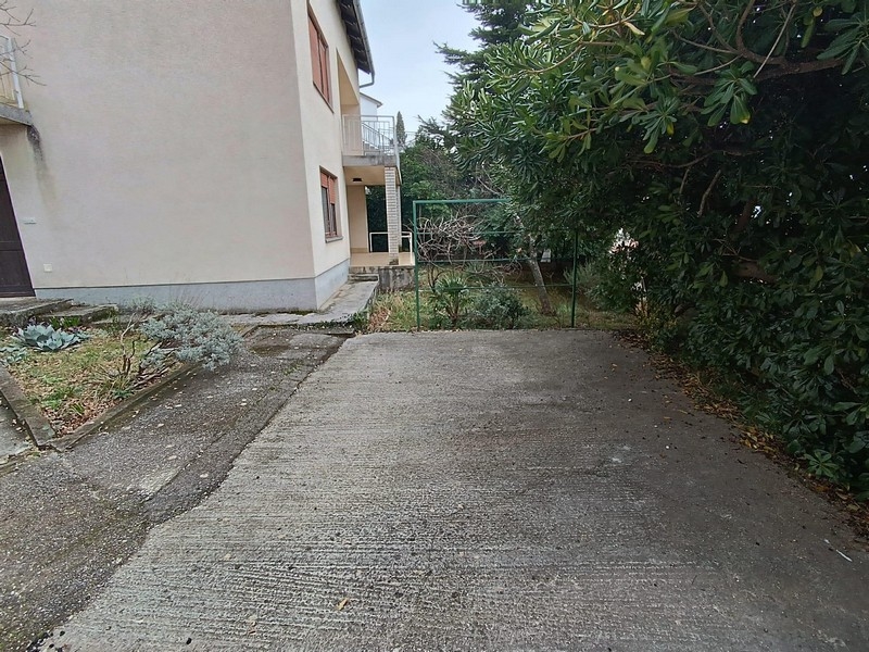 Wejście i tył budynku mieszkalnego na sprzedaż w Crikvenicy w Chorwacji, z ogrodem