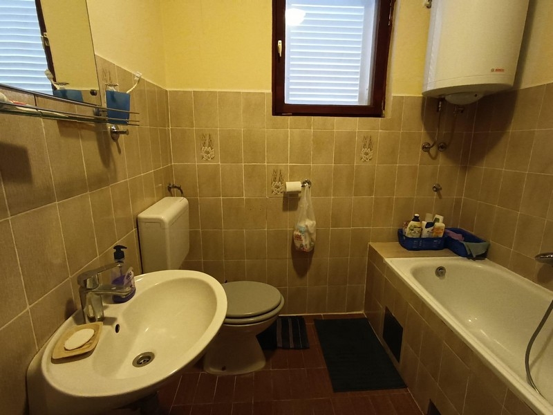 Łazienka z wanną i toaletą w kamienicy na sprzedaż w Crikvenicy w Chorwacji