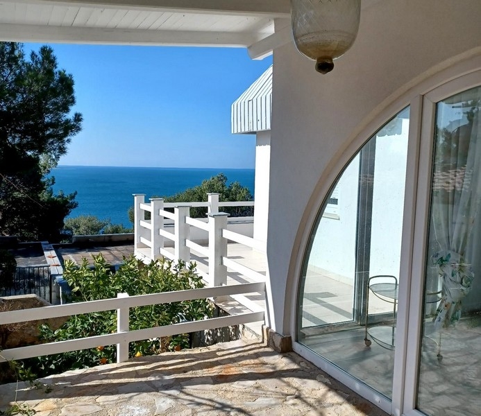 Taras willi na sprzedaż z widokiem na Morze Adriatyckie na wyspie Cres w Chorwacji, z białymi balustradami i drzewami