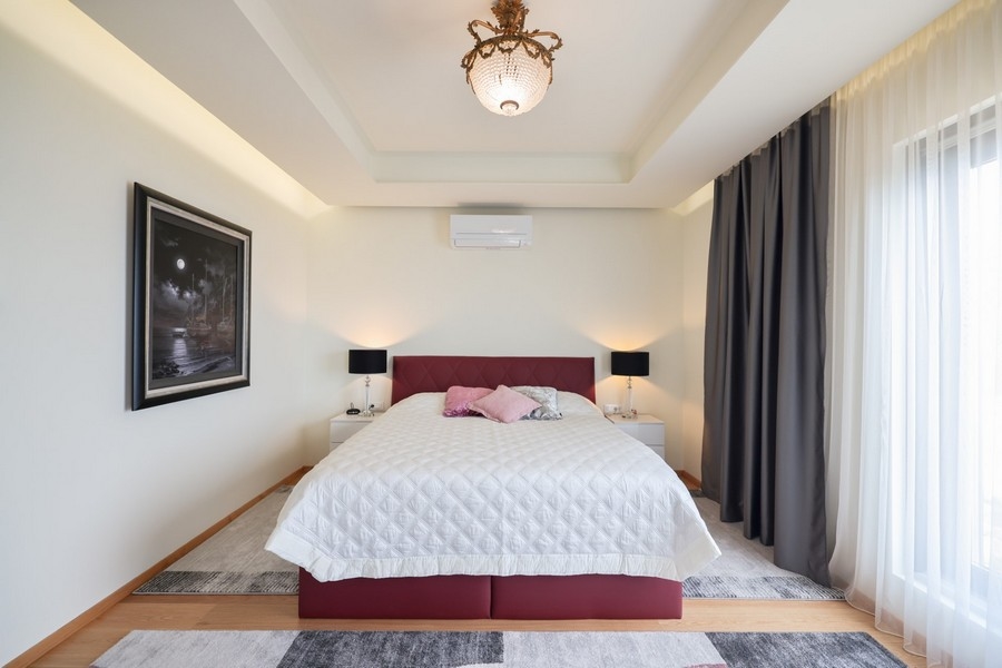 Sypialnia w willi na sprzedaż na wyspie Ugljan w Chorwacji z dużym łóżkiem i eleganckim wnętrzem