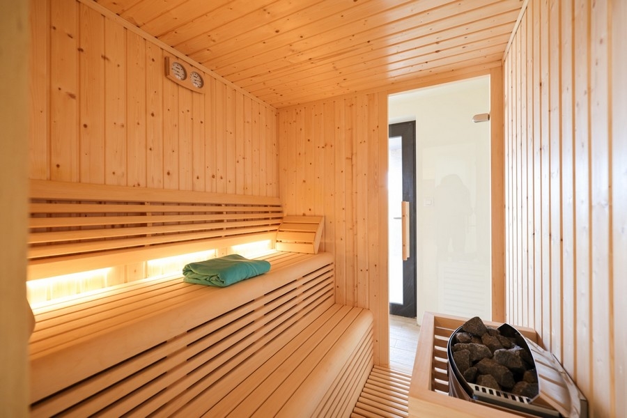 Drewniana sauna w willi na wyspie Ugljan w Chorwacji, gotowa na relaks i wellness