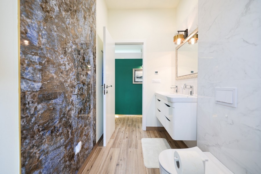 Nowoczesna łazienka z marmurowymi akcentami w willi na sprzedaż w Ugljan w Chorwacji, z widokiem na korytarz