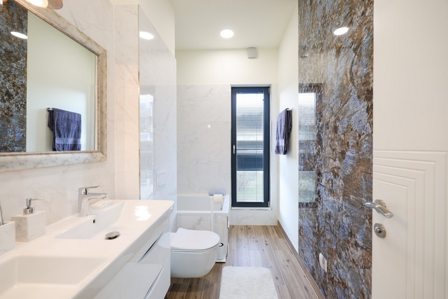 Przestronna i jasna łazienka z podwójną umywalką w luksusowej willi na wyspie Ugljan w Chorwacji