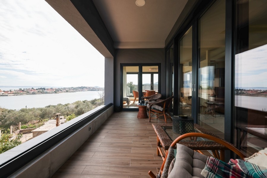 Zadaszony taras willi na sprzedaż na Ugljan z wygodnymi miejscami do siedzenia i panoramicznym widokiem na Morze Adriatyckie.