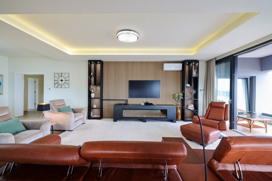 Elegancki salon z nowoczesnymi meblami i oświetleniem pośrednim w willi na sprzedaż na wyspie Ugljan