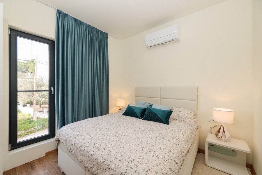 Na sprzedaż dwuosobowa sypialnia w jasnych kolorach i widokiem na okno w willi na wyspie Ugljan.