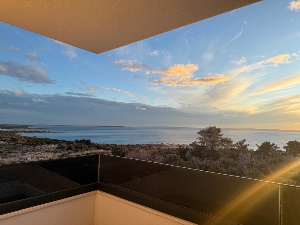 Zaawansowana budowa nowoczesnej willi w Novalji w Chorwacji z widokami na zewnątrz i salonami na otwartym planie