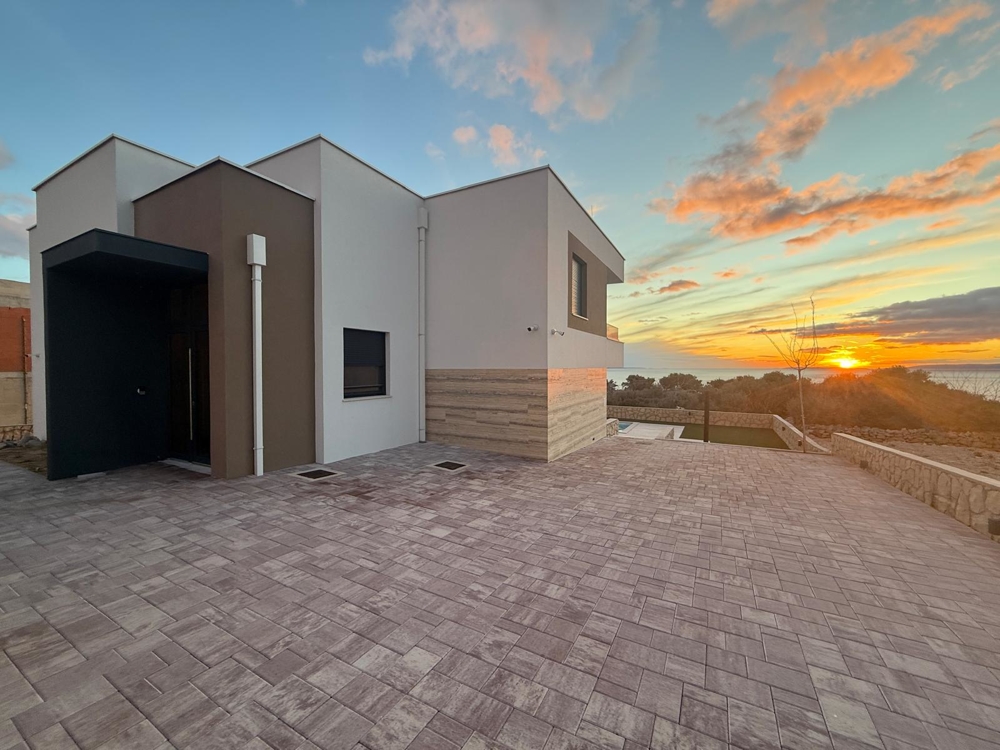 Strefa wejściowa nowoczesnej willi w budowie na sprzedaż w Novalji w Chorwacji, z widokiem na okolicę