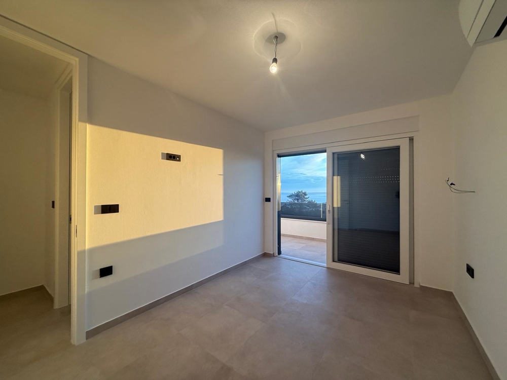 Widok na sypialnię i taras.