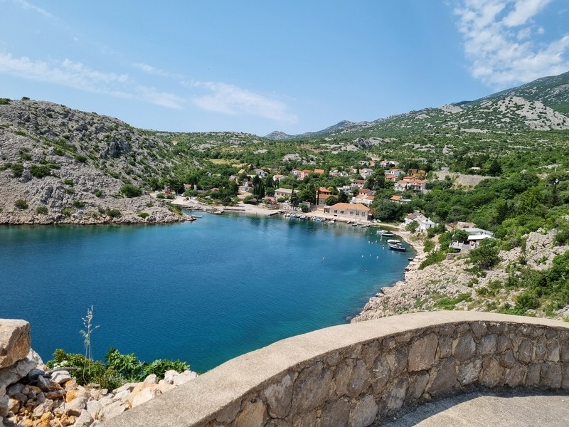 Widok na morze i okoliczne domy w Karlobag w Chorwacji, widziane z apartamentowca na sprzedaż