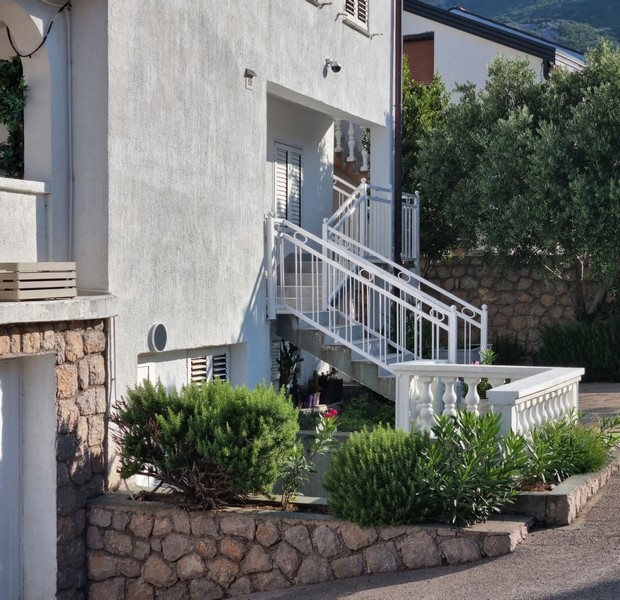 Strefa wejściowa ze schodami do apartamentowca w pierwszym rzędzie do morza w Karlobag w Chorwacji, który jest na sprzedaż.