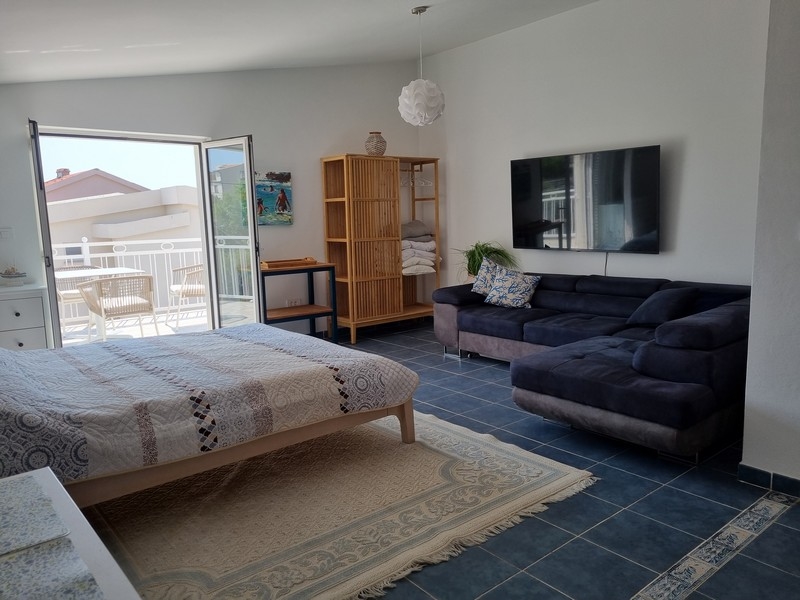 Przestronna sypialnia z wyjściem na taras w apartamentowcu na sprzedaż w Karlobag w Chorwacji