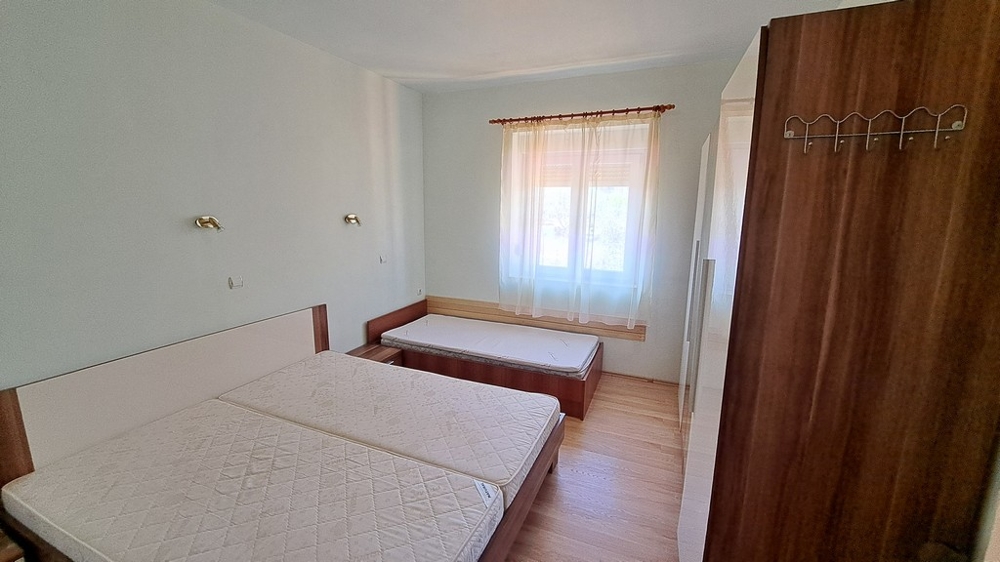 Jasna sypialnia z dwoma łóżkami, w części nadmorskiej posiadłości w Chorwacji