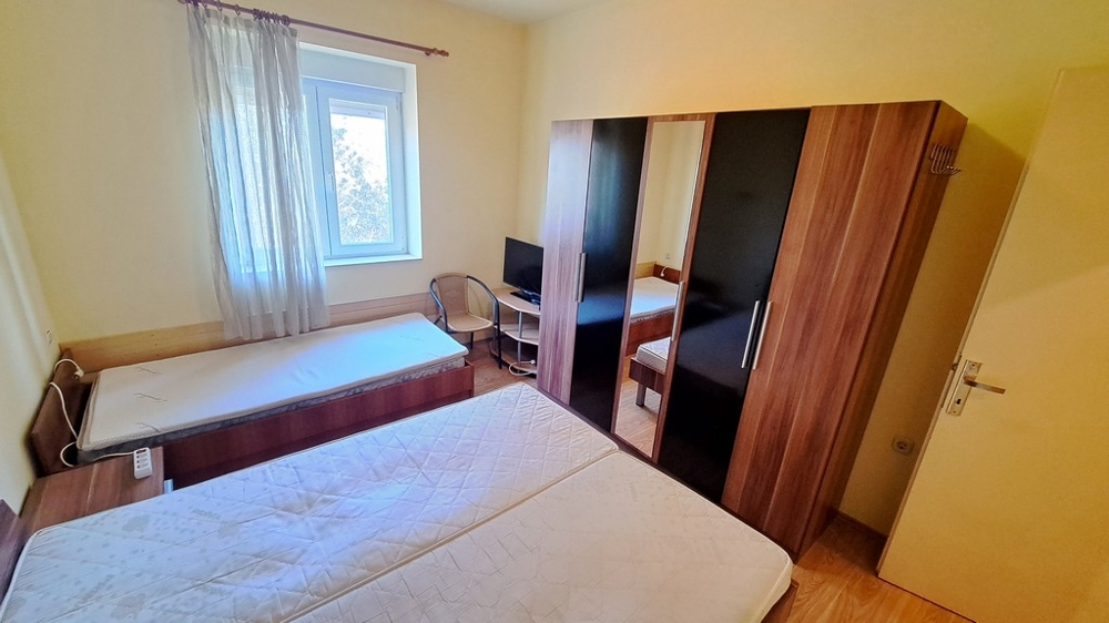 Przestronna sypialnia z dużym łóżkiem i miejscem do pracy, część nadmorskiej posiadłości w Chorwacji