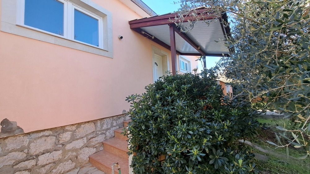 Front domu z werandą i śródziemnomorską roślinnością, nadmorska posiadłość w Chorwacji