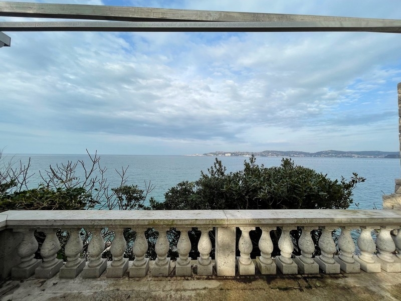 Panoramiczny widok na morze z tarasu willi H2948, która jest na sprzedaż w pobliżu Umag na Istrii.