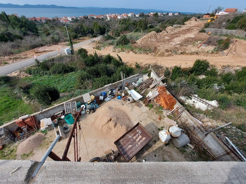 Widok na plac budowy z częściowo ukończonym domem jednorodzinnym na sprzedaż w Diklo koło Zadaru w Chorwacji