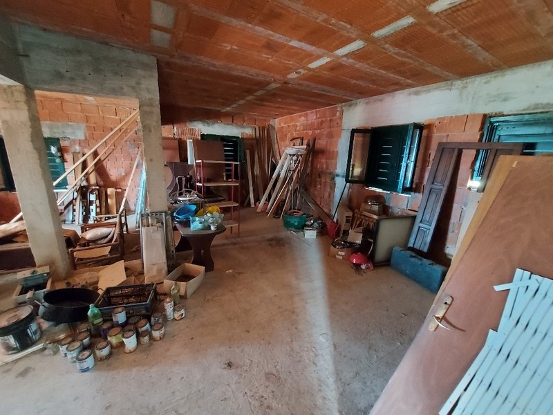 Widok wnętrza niedokończonego domu jednorodzinnego w Diklo w Chorwacji, z materiałami budowlanymi i narzędziami