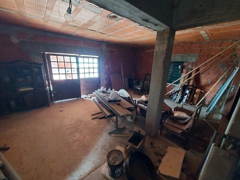 Widok wnętrza parteru domu w stanie deweloperskim w Diklo w Chorwacji, ze ścianami i otworami z surowej cegły