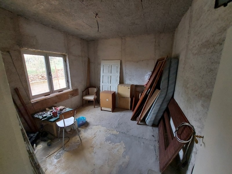 Pokój w domu jednorodzinnym w budowie w Diklo koło Zadaru, z pudełkami i materiałami budowlanymi