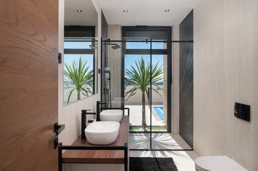 Luksusowa łazienka z podwójną toaletką w willi na sprzedaż w Razanac, region Zadar, Chorwacja, z bezpośrednim widokiem na basen i panoramę morza.