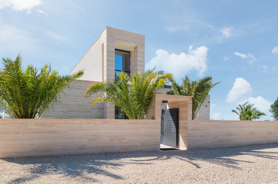 Willa na sprzedaż w Razanac, Zadar, Chorwacja - główne wejście z palmami