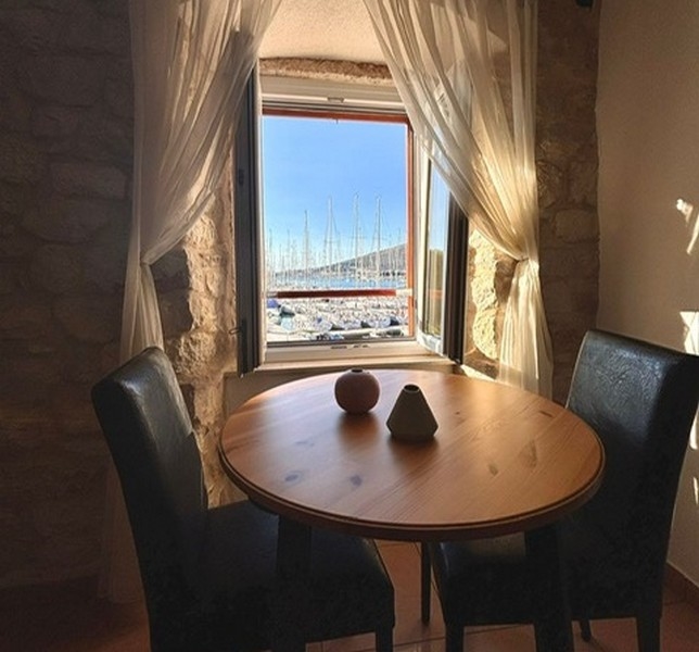 Pokój ze skośnym sufitem i widokiem na port przez okno w nieruchomości w Chorwacji