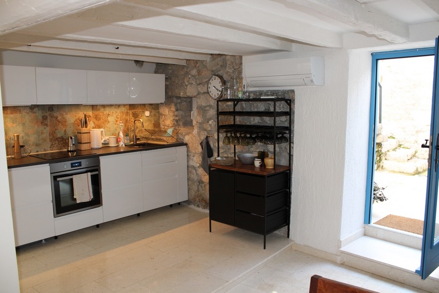 Zmodernizowana kuchnia w tradycyjnym kamiennym domu, Murter, Chorwacja