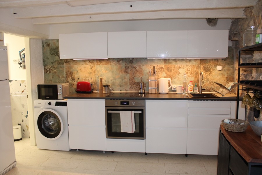 W pełni wyposażona kuchnia w odnowionym domu w Murter, na sprzedaż w Chorwacji