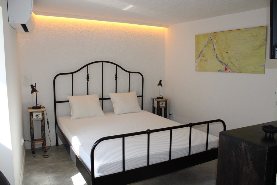 Sypialnia w odnowionym kamiennym domu, Murter, kupno domu w Chorwacji