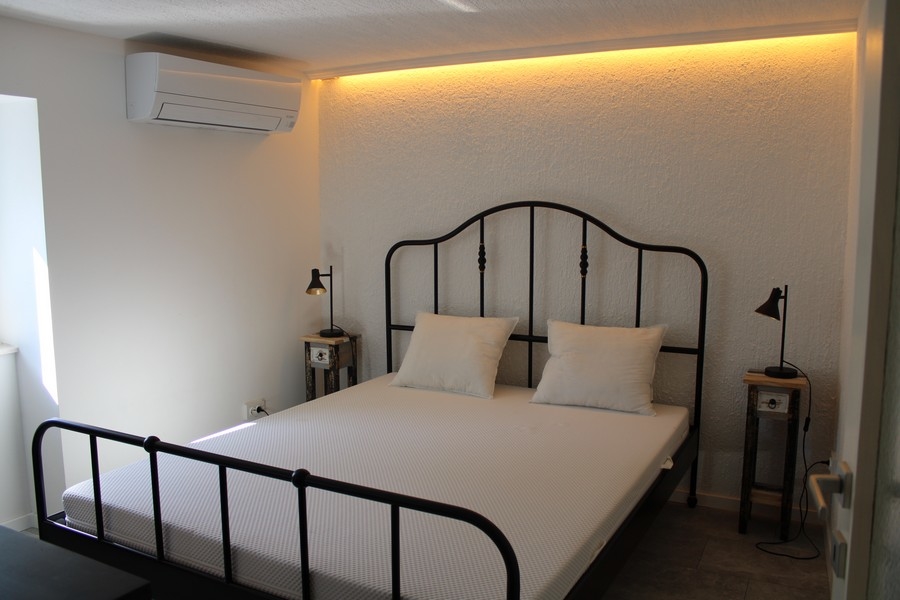 Przytulna sypialnia z podwójnym łóżkiem, kamienny dom w Murter