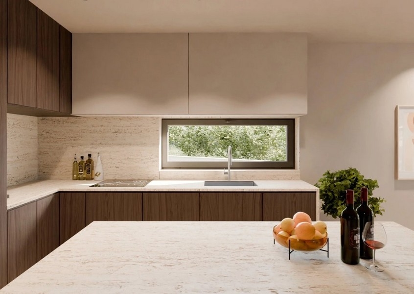 Elegancka łazienka z podwójnymi umywalkami, lustrami, marmurowymi detalami i złotą armaturą w willi z widokiem na morze