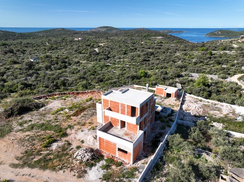 Szczegółowe ujęcie jacuzzi na tarasie chorwackiej posiadłości z widokiem na zachód słońca