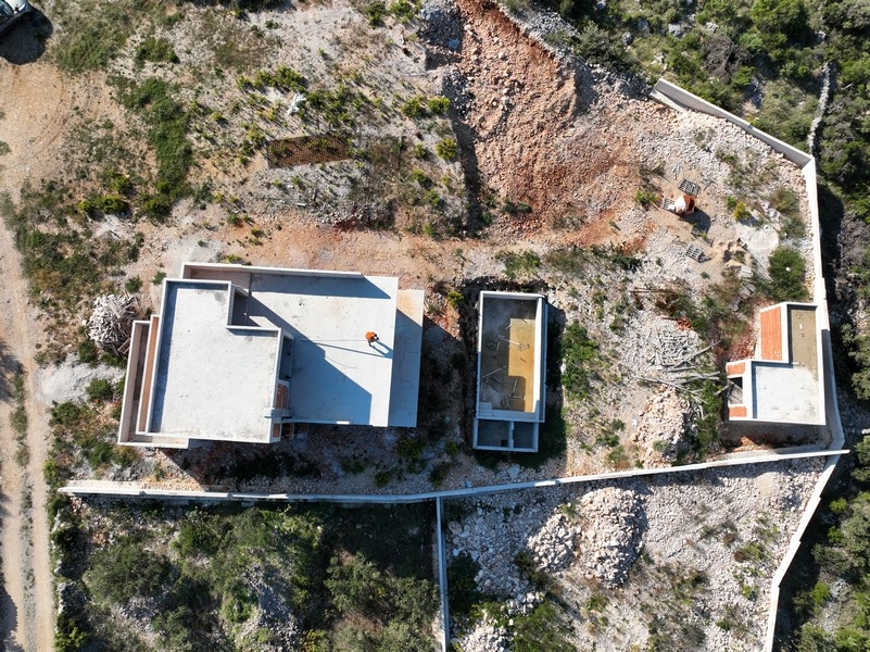 Stylowy salon z dużymi oknami w chorwackiej posiadłości, widok na morze