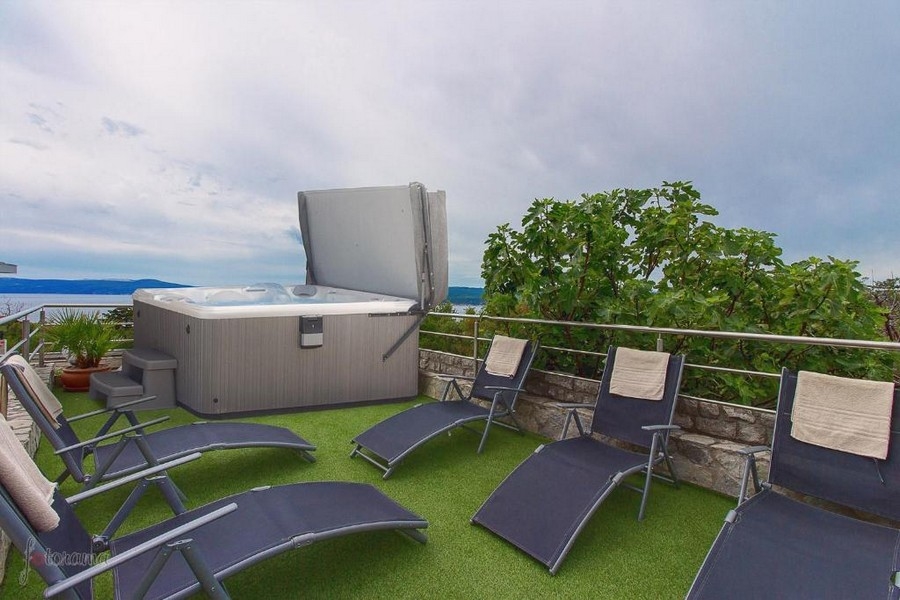 Taras na dachu z jacuzzi i leżakami, nieruchomość w Chorwacji z widokiem na morze