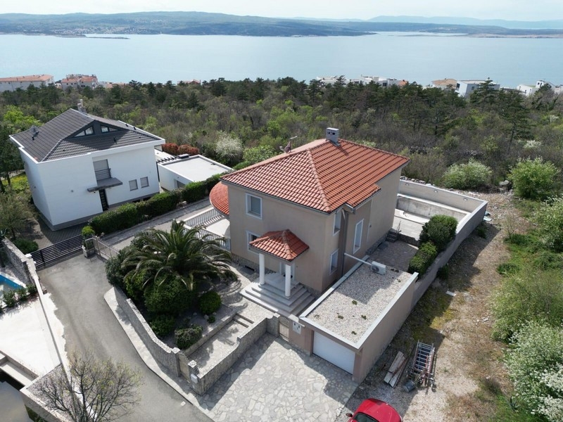 Widok z drona na apartamentowiec w Chorwacji, odizolowany od widoku na morze i krajobraz