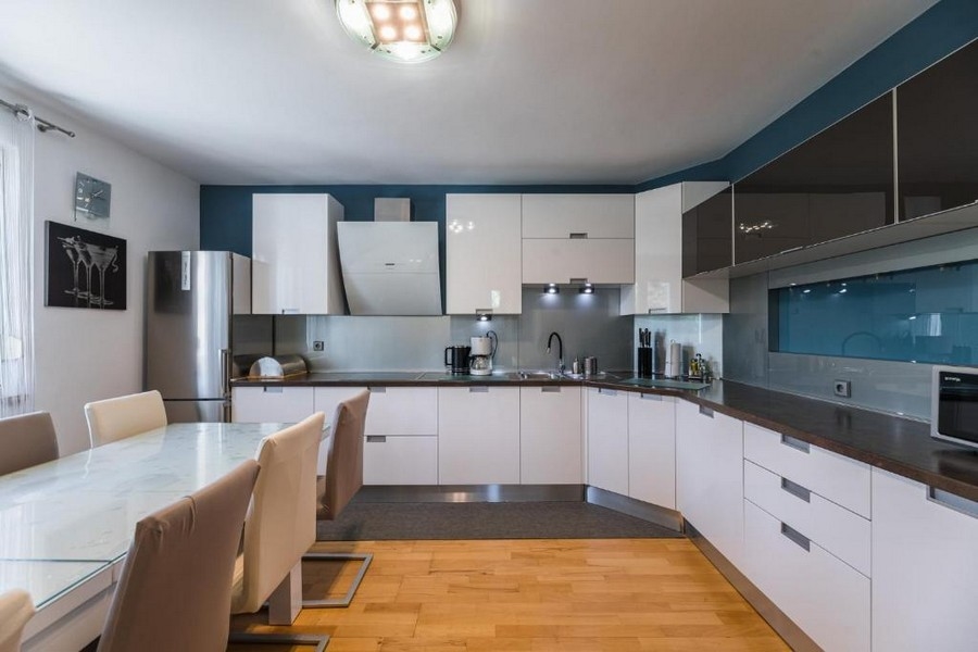 Nowoczesna kuchnia apartamentowca w Chorwacji ze zintegrowaną jadalnią