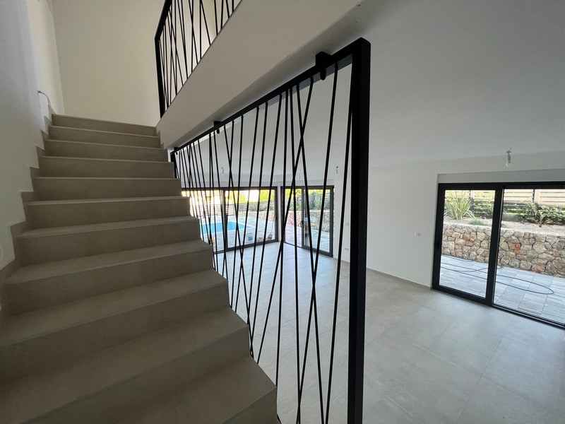 Pokoje z bezpośrednim dostępem do tarasu, typowa cecha dla branży nieruchomości w Chorwacji.