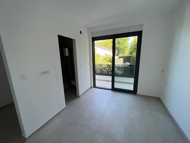 Designerskie łazienki z nowoczesną armaturą, jaką często można spotkać w nowszych nieruchomościach w Chorwacji.