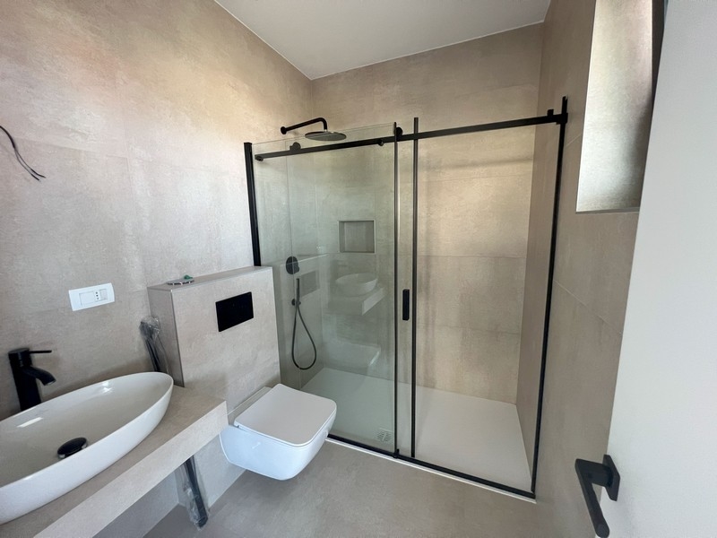 Strefa pasażu z widokiem na puste przestrzenie, odzwierciedlająca przestronność nowych nieruchomości w Chorwacji.