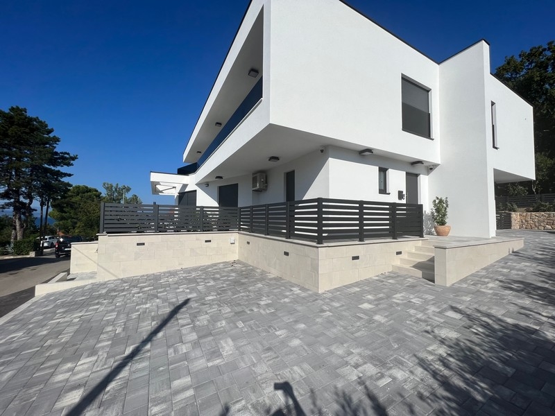 Elegancka perspektywa zewnętrzna willi w Njivicach, ukazująca urok rynku nieruchomości w Chorwacji.